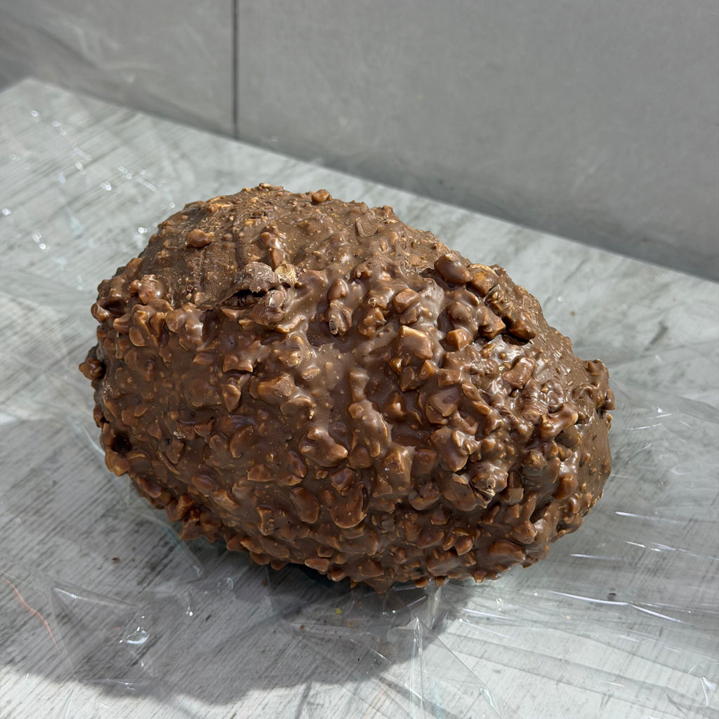 Uovo di cioccolato con ripieno nocciola e caramello