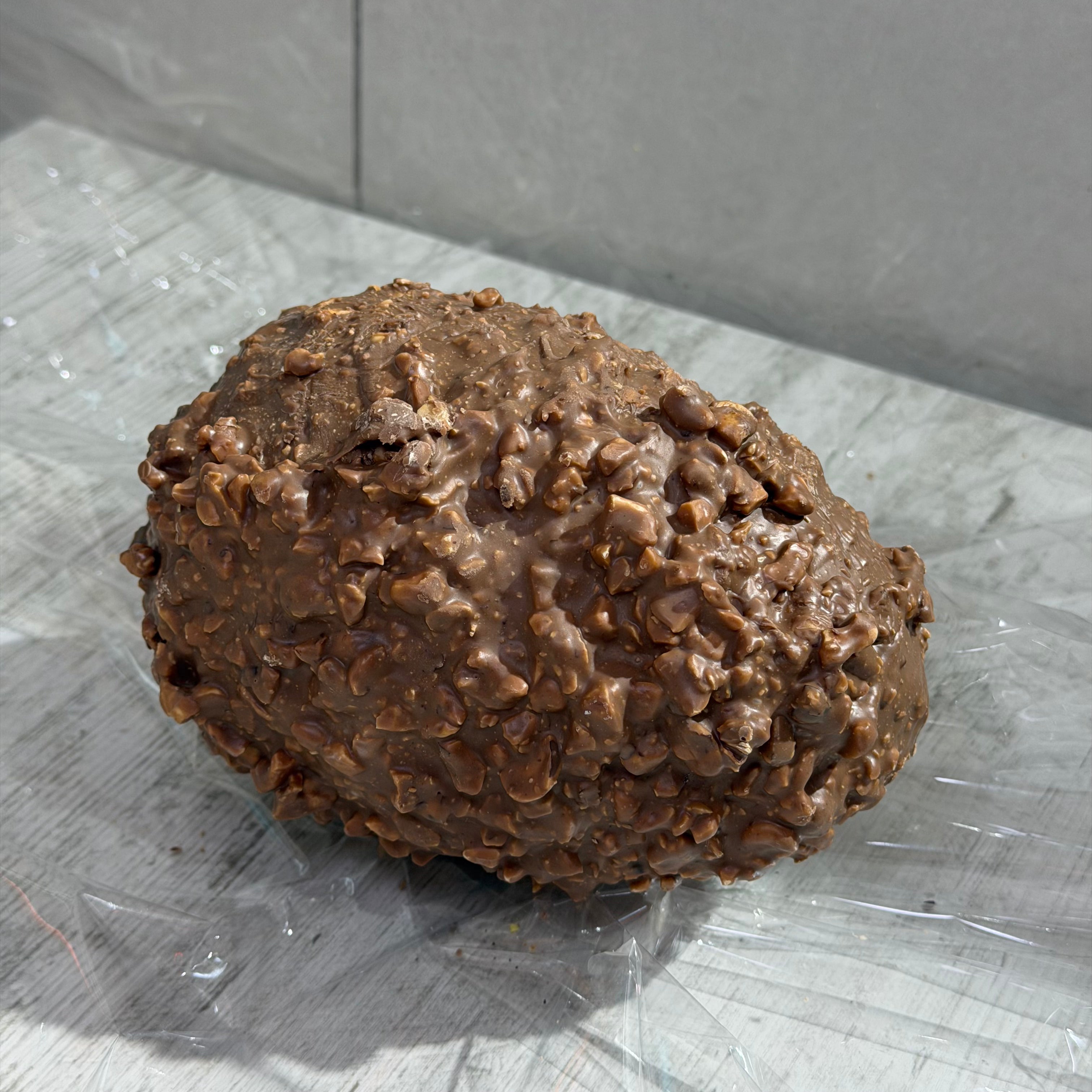 Uovo di cioccolato con ripieno nocciola e caramello
