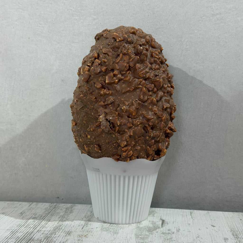 Uovo di cioccolato con ripieno nocciola e caramello