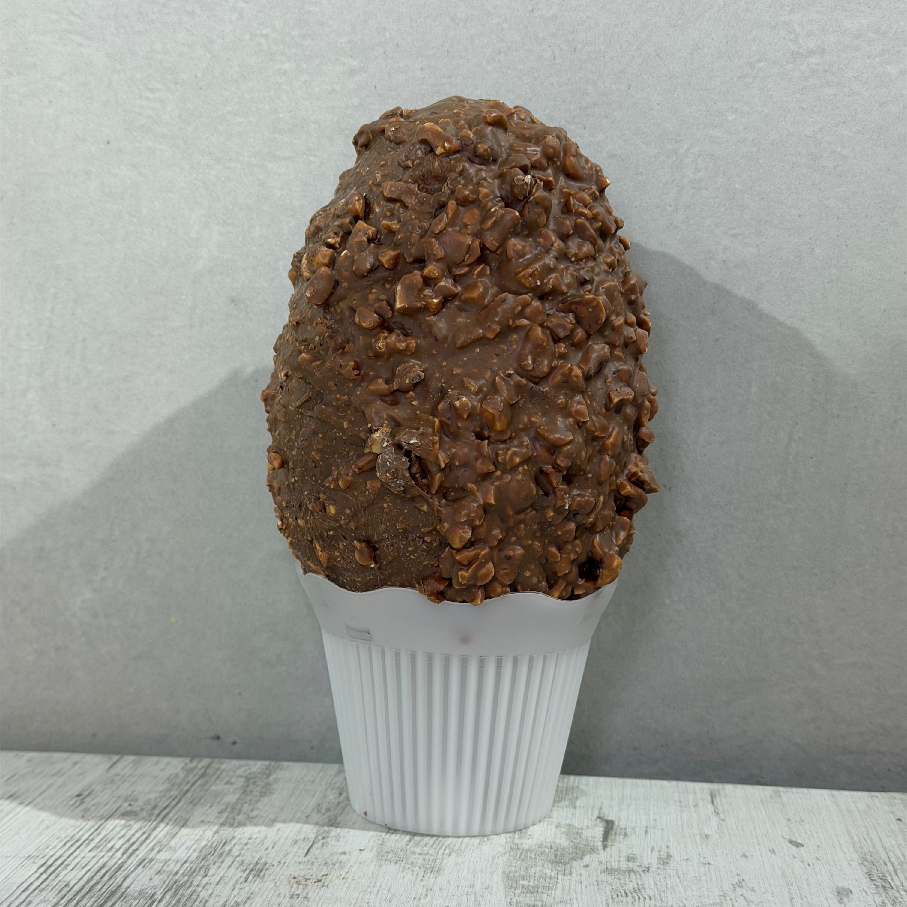 Uovo di cioccolato con ripieno nocciola e caramello