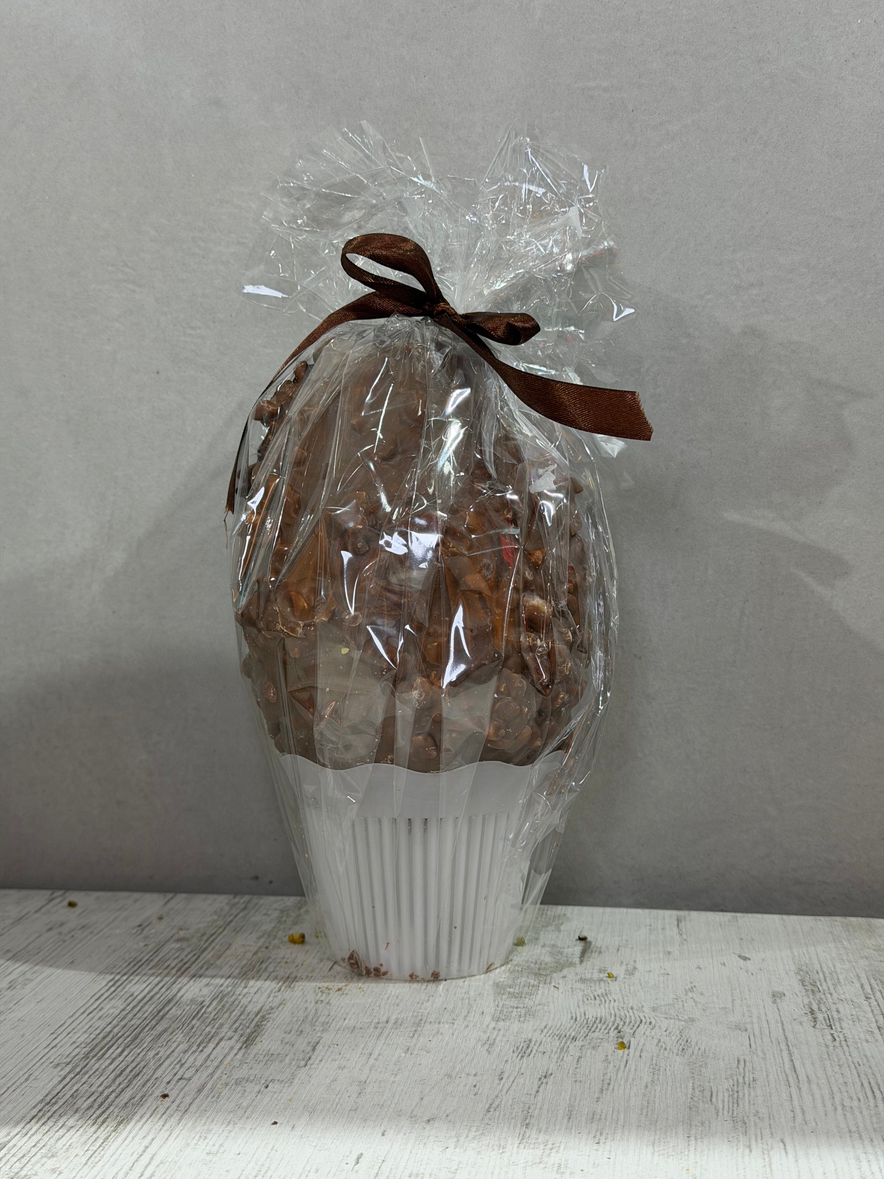 Uovo di cioccolato con crema alla nocciola