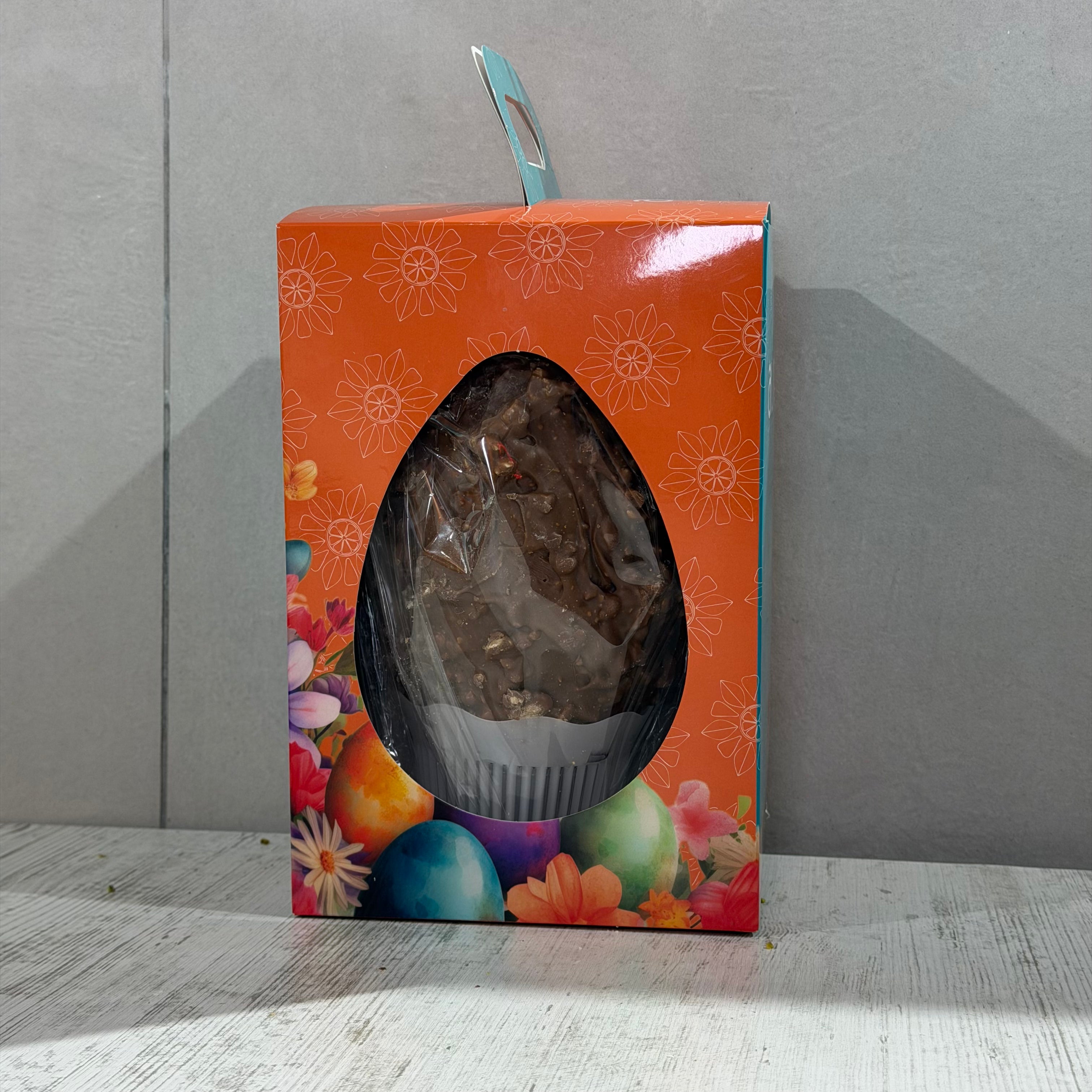 Uovo di cioccolato con ripieno nocciola e caramello