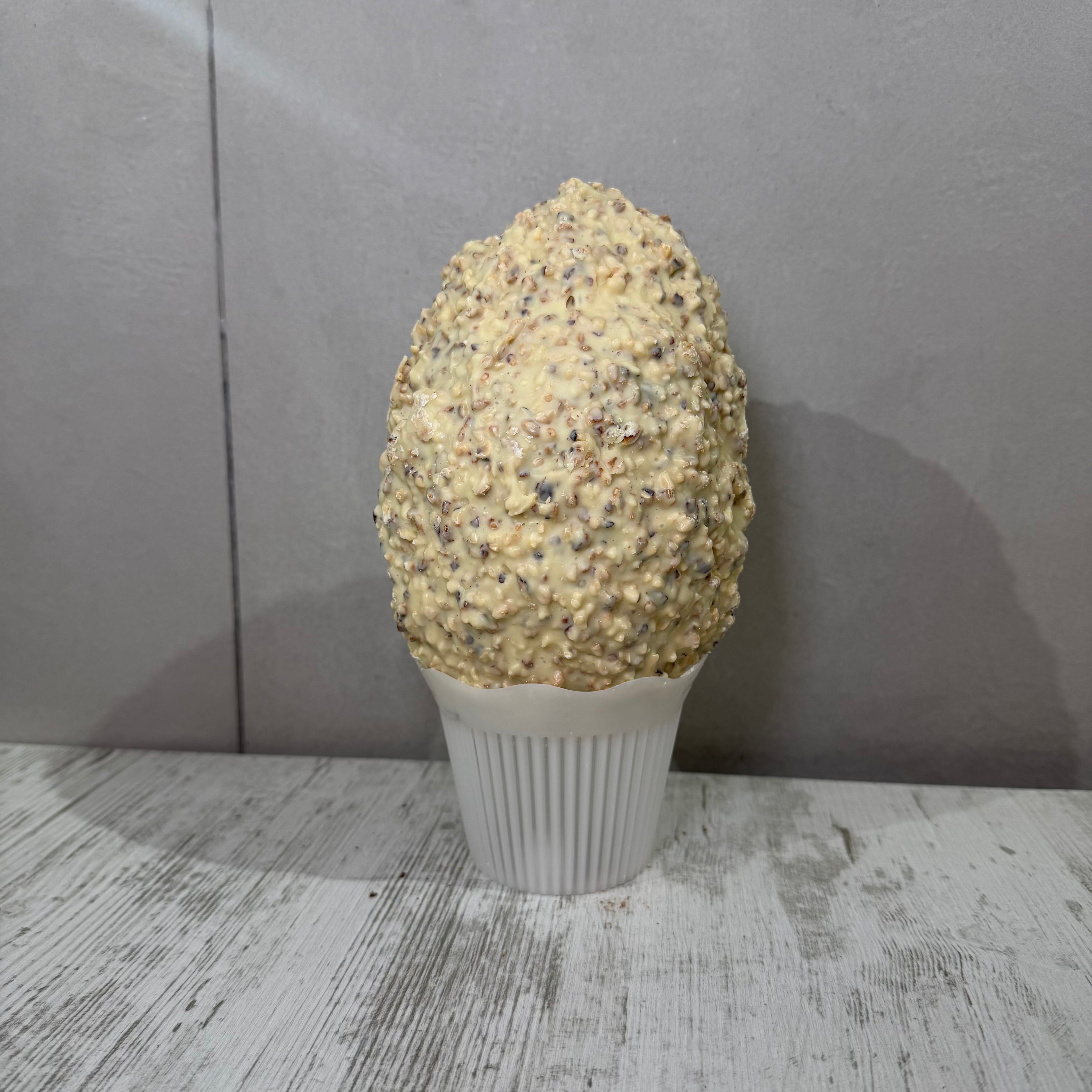 Uovo di cioccolato bianco