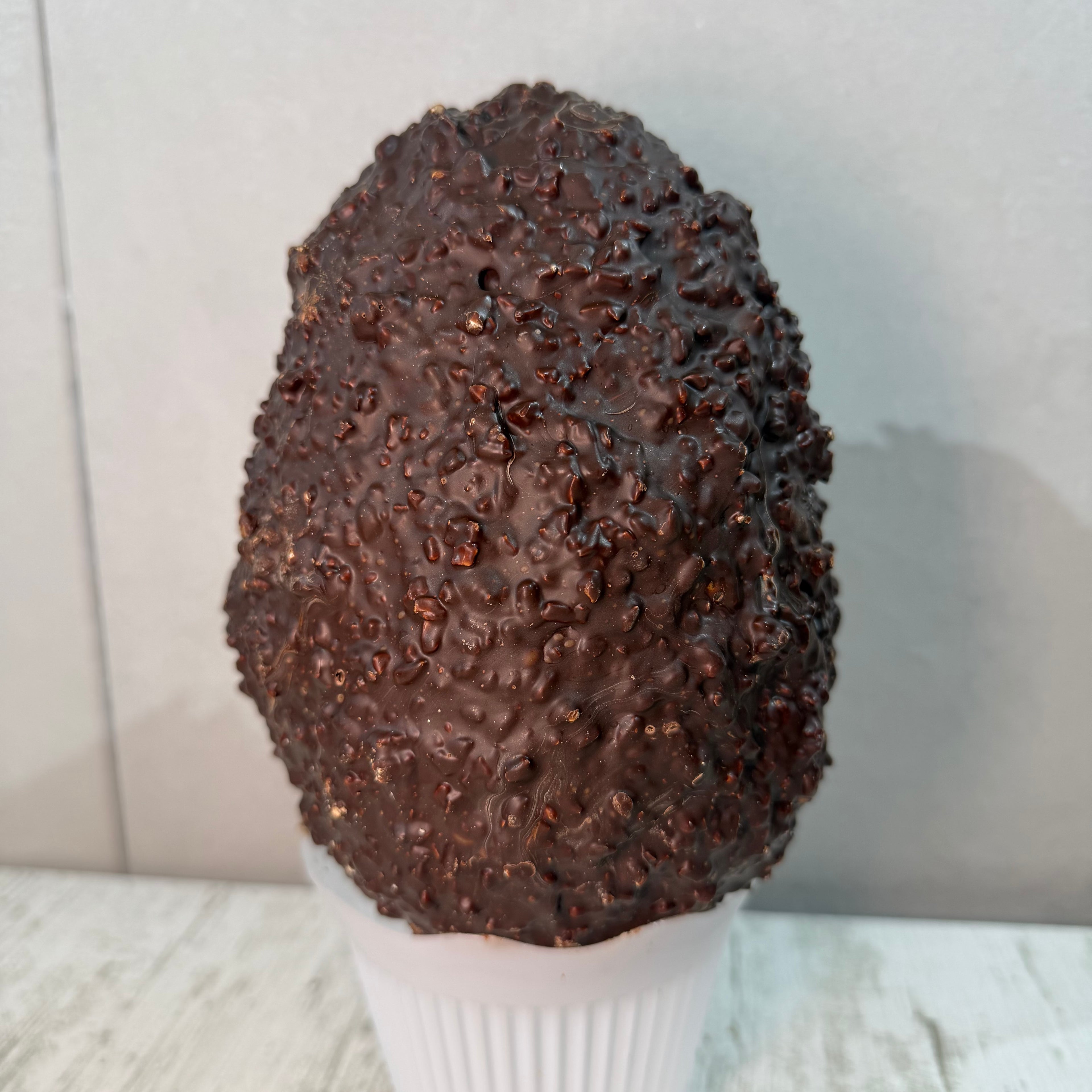 Uovo di cioccolato con crema alla nocciola