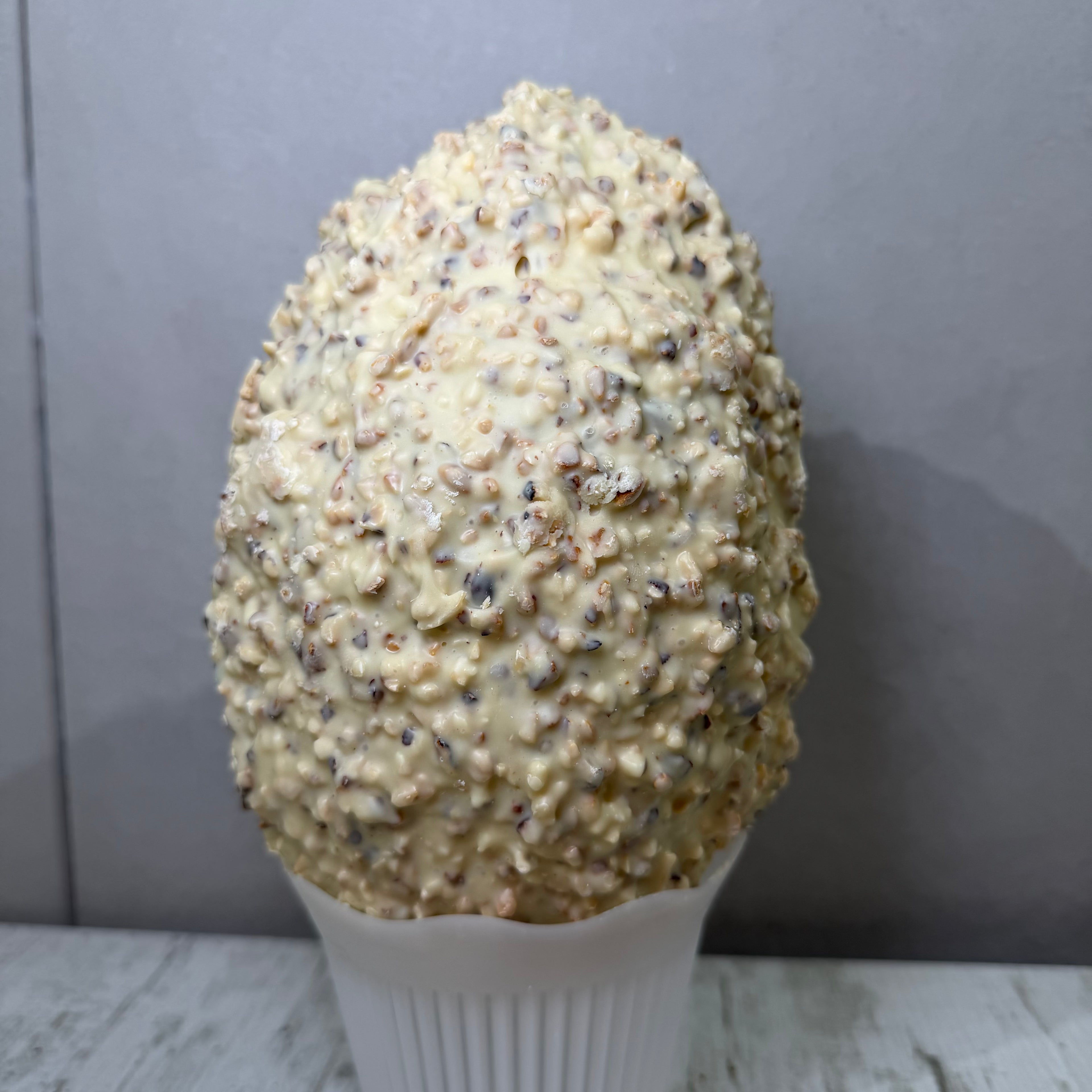 Uovo di cioccolato bianco